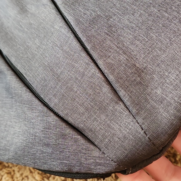 Gray sling bag by Wander+ - Picture 9 of 9